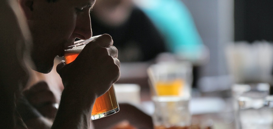 Αλκοόλ κορονοϊός: Ο ΠΟΥ συνιστά περιορισμό κατανάλωσης ποτών