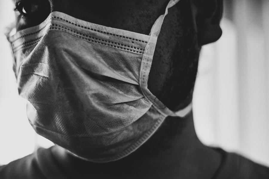 Κορονοϊός μάσκα: Πώς να την φτιάξετε μέσα σε 45 δευτερόλεπτα