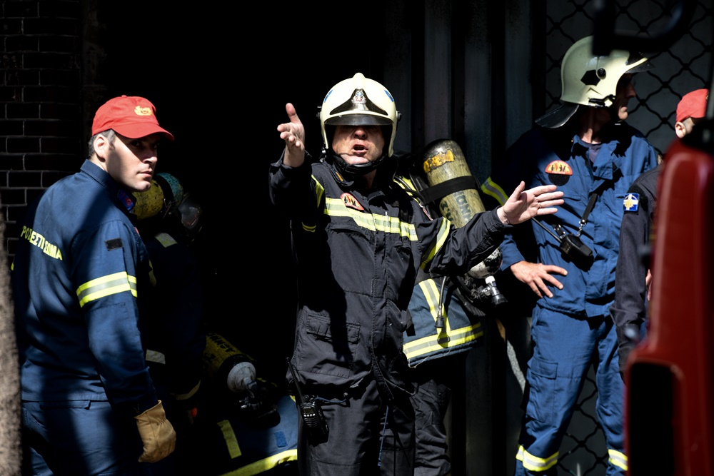 Φωτιά τώρα Μεταξουργείο: Απανωτές εκρήξεις – Συγκλονιστικές εικόνες