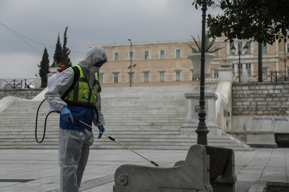 Πλατείες κορονοϊός: Ένας μόνο, μολύνει 100 – Ο Σύψας προειδοποιεί ξανά