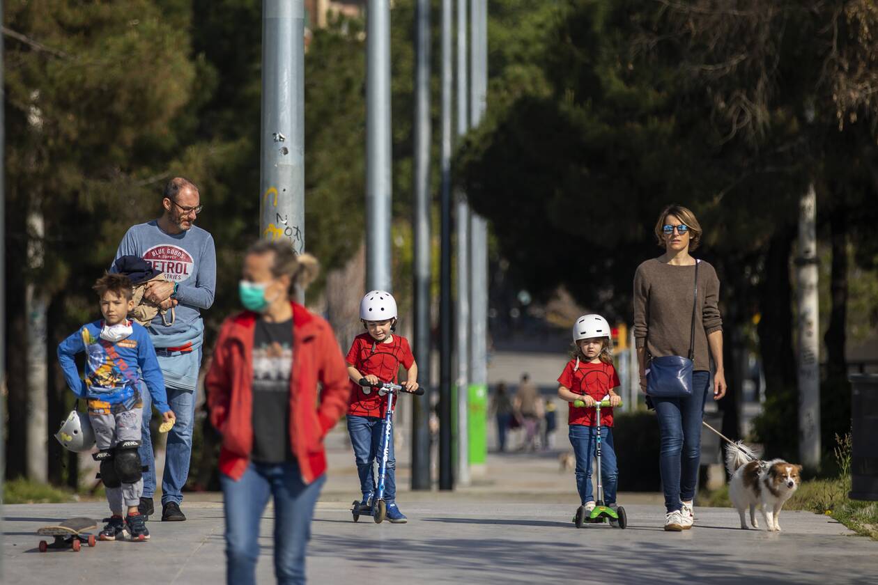 Ισπανία κορονοϊός: Οι Ισπανοί βγήκαν στους δρόμους μετά από 50 μέρες αυστηρής καραντίνας