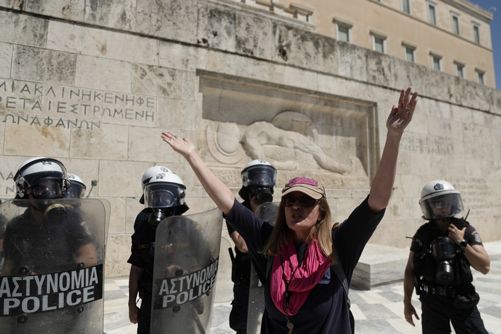 Συλλαλητήριο τώρα – Βουλή: Ένταση με διαδηλωτές