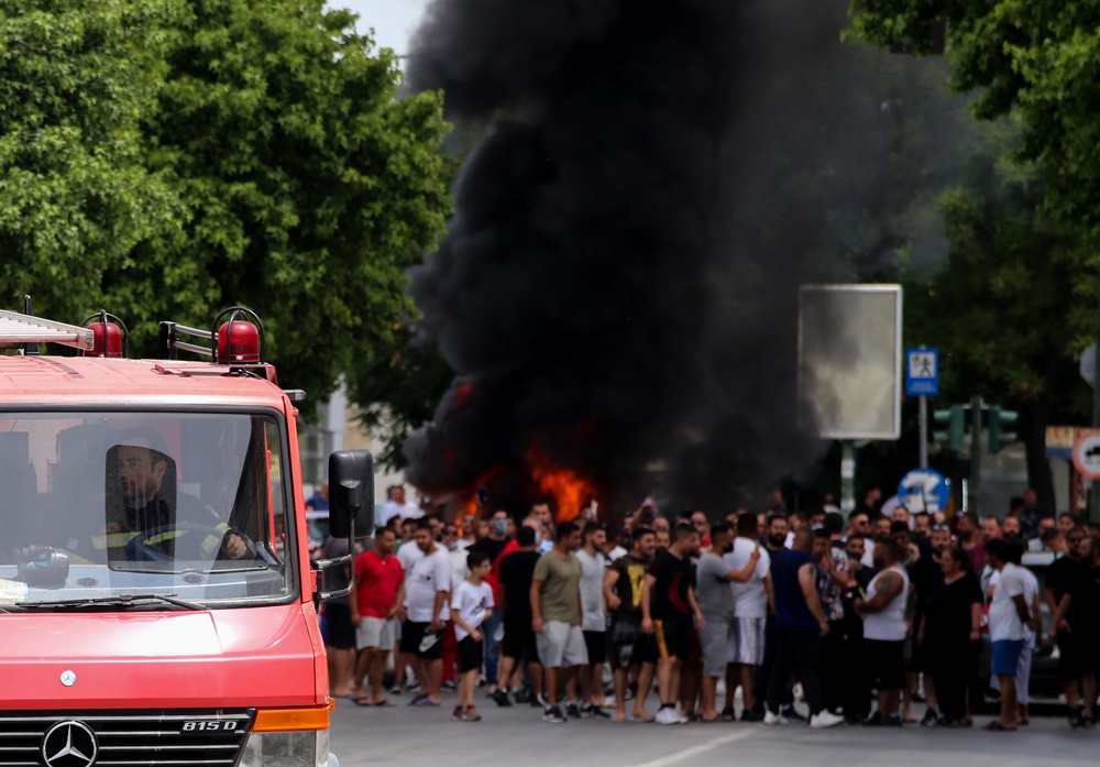 Ρομά Λάρισα – κρούσματα: Ένταση στη Νέα Σμύρνη – Επίθεση στο ΙΧ που μετέφερε Αγοραστό και Καλογιάννη