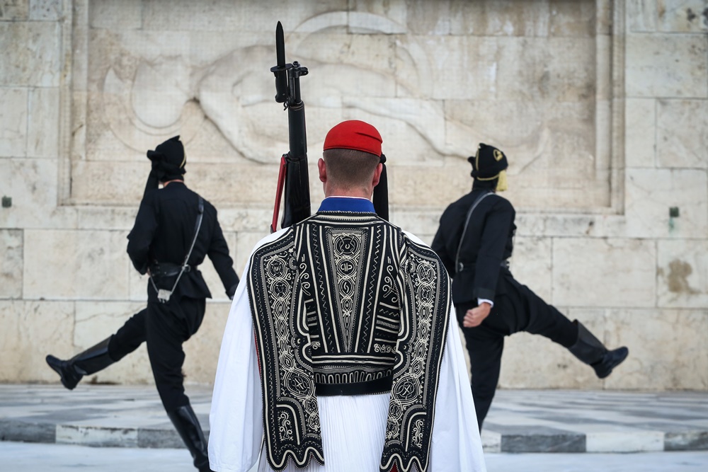 Γενοκτονία Ποντίων – αλλαγή φρουράς: Μια συγκλονιστική στιγμή στο Σύνταγμα