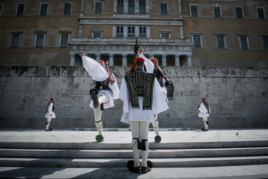 Καθημερινή “Έύζωνες”: “Συγγνώμη” της εφημερίδας για τα “μίνι και τα καλσόν”