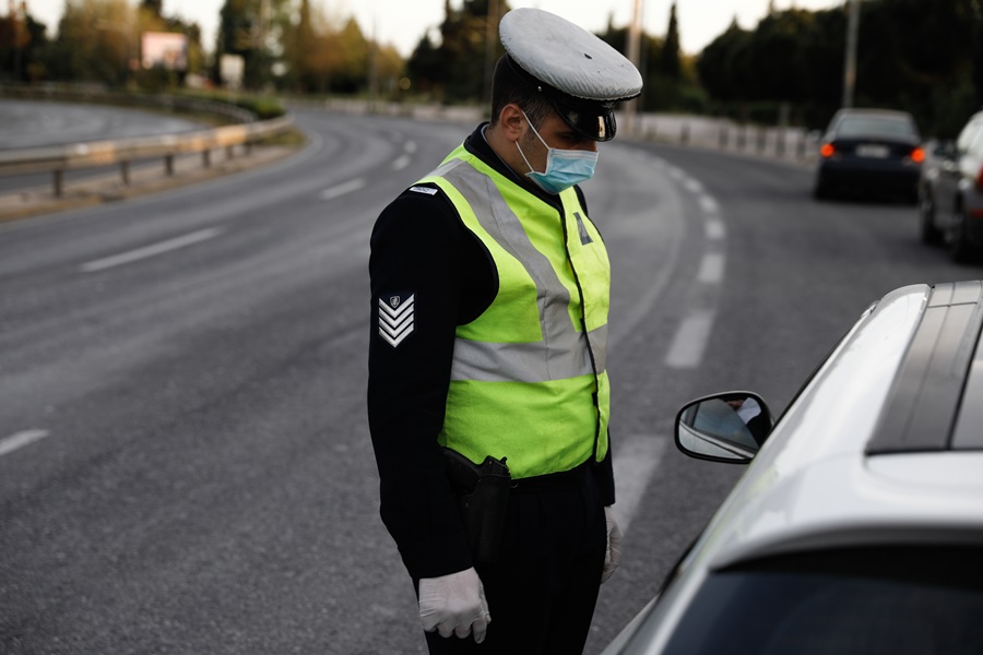 Πρόστιμα για μάσκες – μετακινήσεις: Νέες παραβάσεις, προσπαθούν να βγουν και εκτός νομού