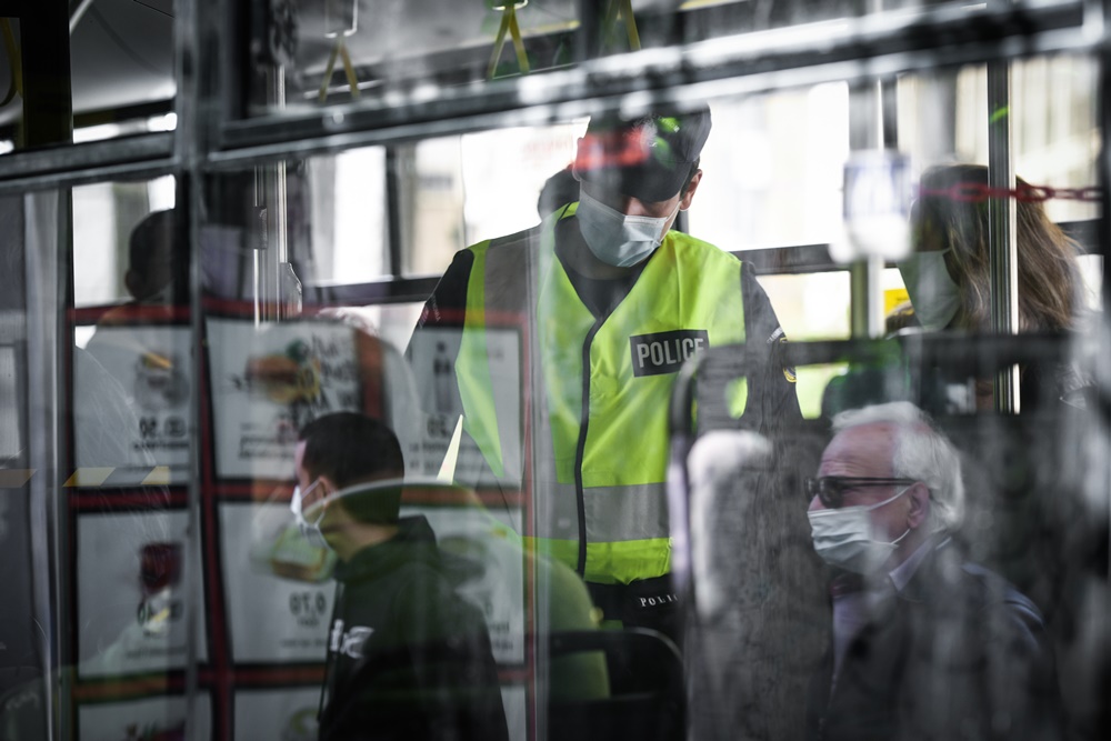 Λεωφορείο Ελληνικό – Σαρωνίδα: Ασφυκτικά γεμάτο, χωρίς μάσκες κάποιοι, χωρίς αποστάσεις