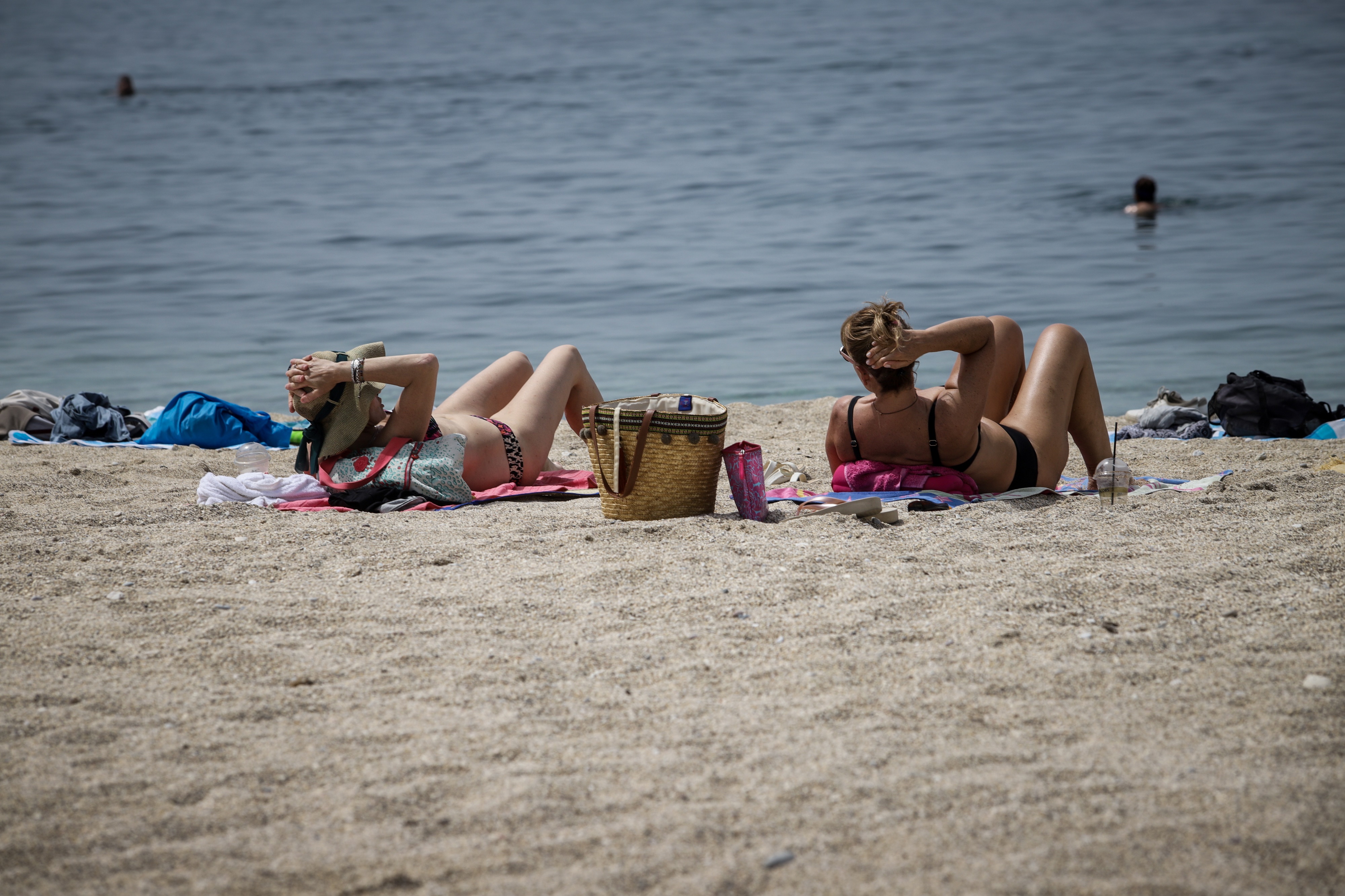Παραλίες Αττικής σήμερα: Χαμός στις οργανωμένες πλαζ, μποτιλιάρισμα στην Παραλιακή