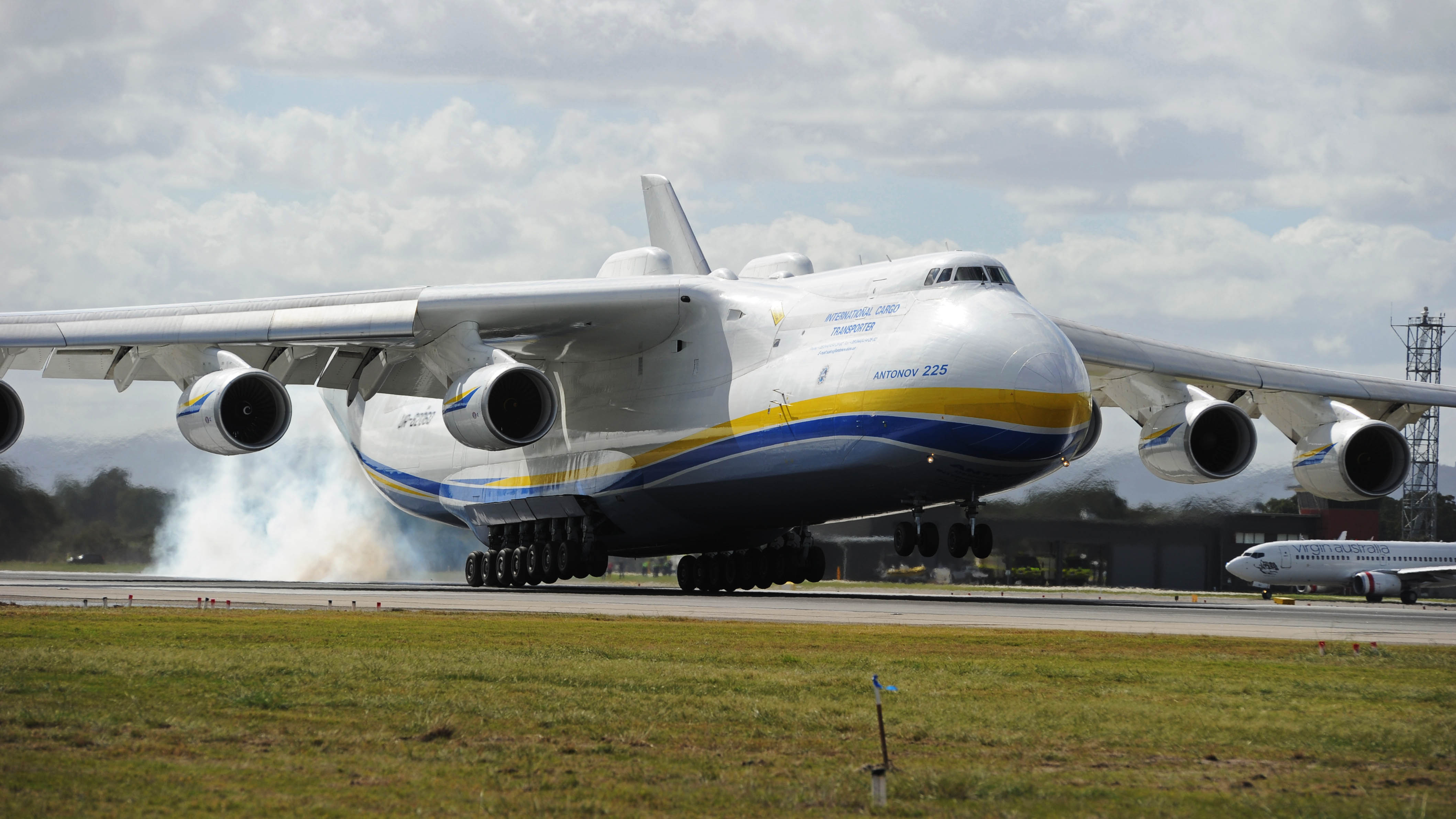 Μεγαλύτερο αεροπλάνο στον κόσμο – Αθήνα: Η στιγμή που το Antonov 225 προσγειώνεται στο “Ελ. Βενιζέλος”