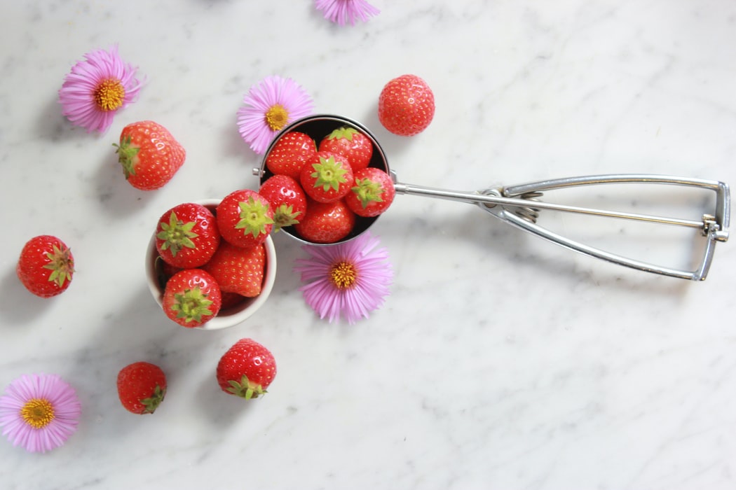 Πώς πλένω τις φράουλες: Ο τρόπος να τις απολαύσεις πεντακάθαρες