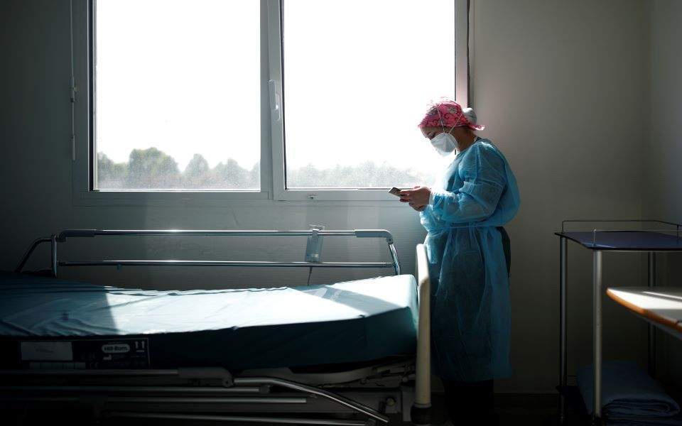 Viral κορονοϊός: Το συγκινητικό μήνυμα νοσοκόμων μέσα από το τζάμι
