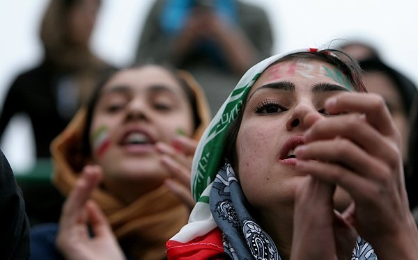 Φιλί στο Ιράν: Χειροπέδες σε αθλητές που φιλήθηκαν στη στέγη
