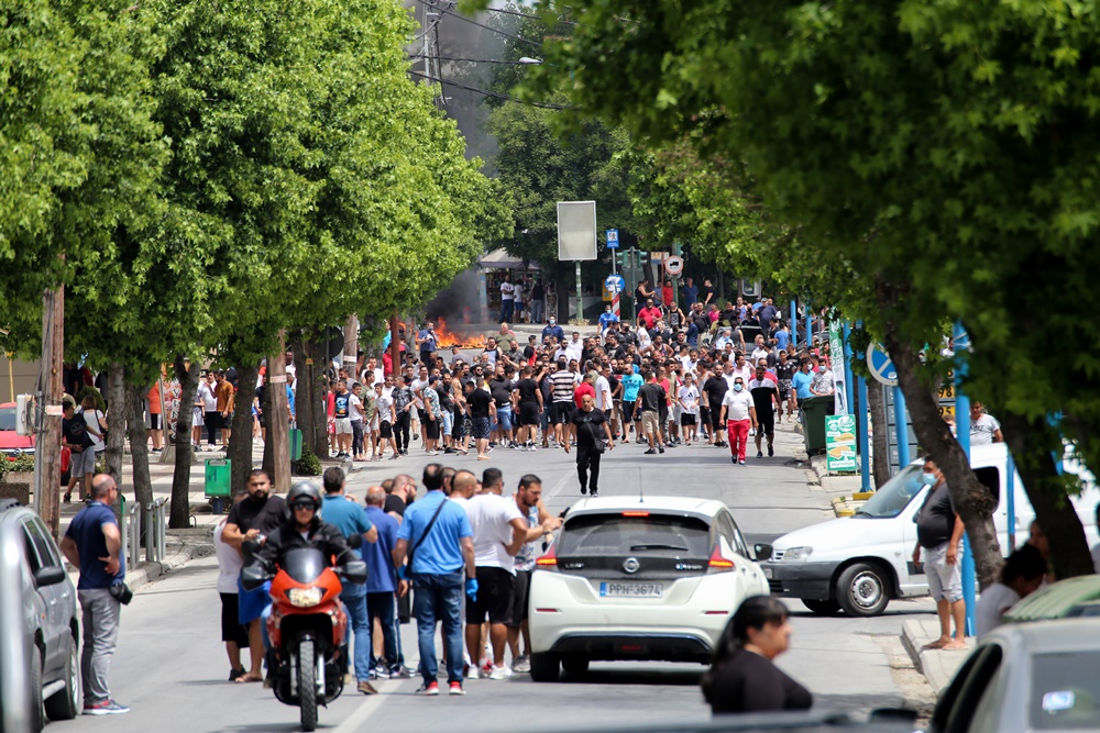 Λάρισα επεισόδια – Ρομά: Αρνούνται να μεταφερθούν τα κρούσματα, ένταση στη Νέα Σμύρνη