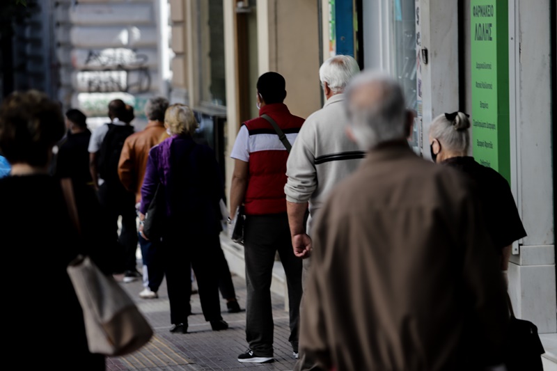 Ουρές σε τράπεζες – ΕΥΔΑΠ: Τεράστια αναμονή, νεύρα και εντάσεις