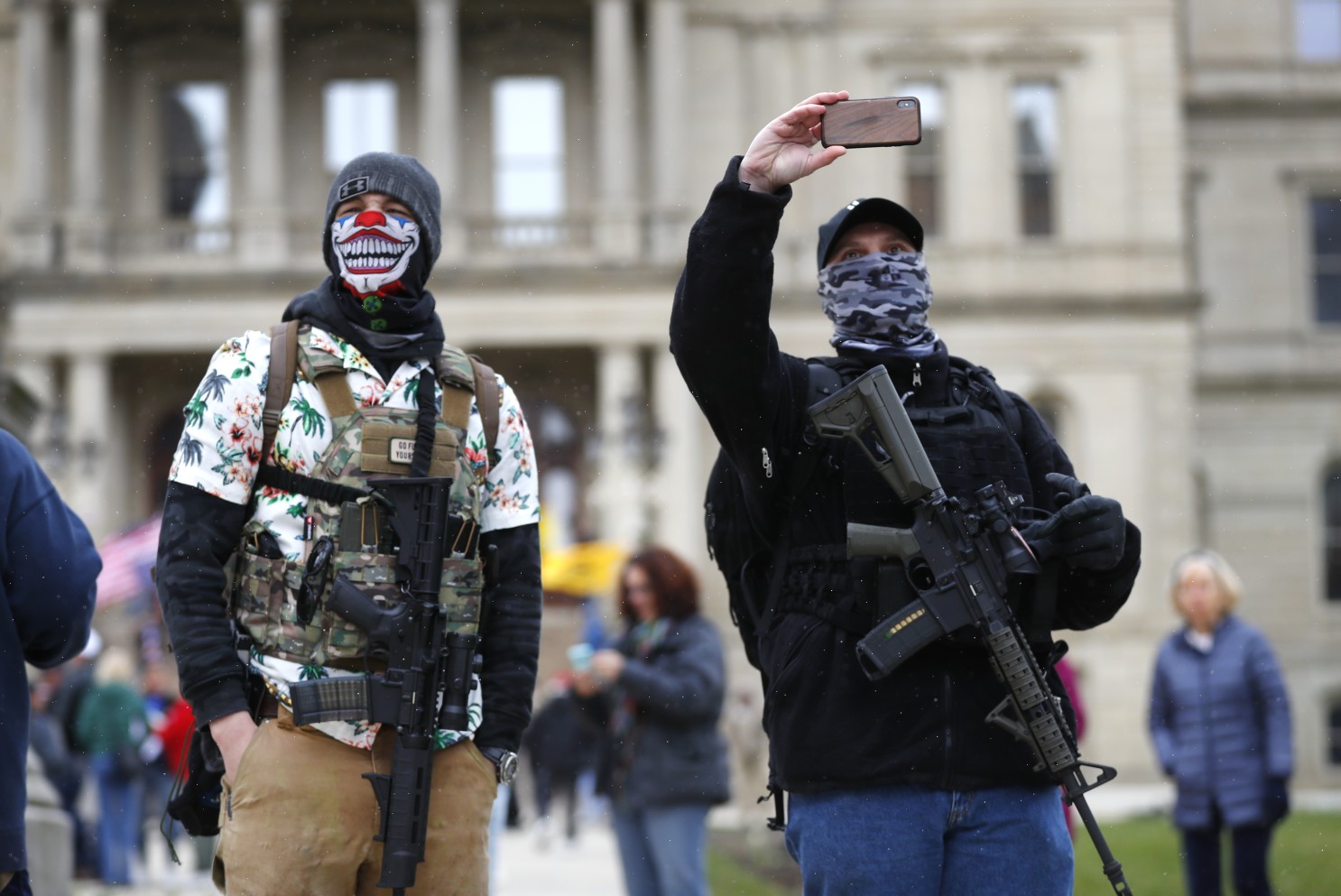 Διαδήλωση με όπλα στο Καπιτώλιο: Απίστευτες εικόνες στο Μίσιγκαν