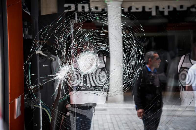 Καταδρομική επίθεση Ερμού: Έσπασαν τζαμαρίες καταστημάτων και ΑΤΜ