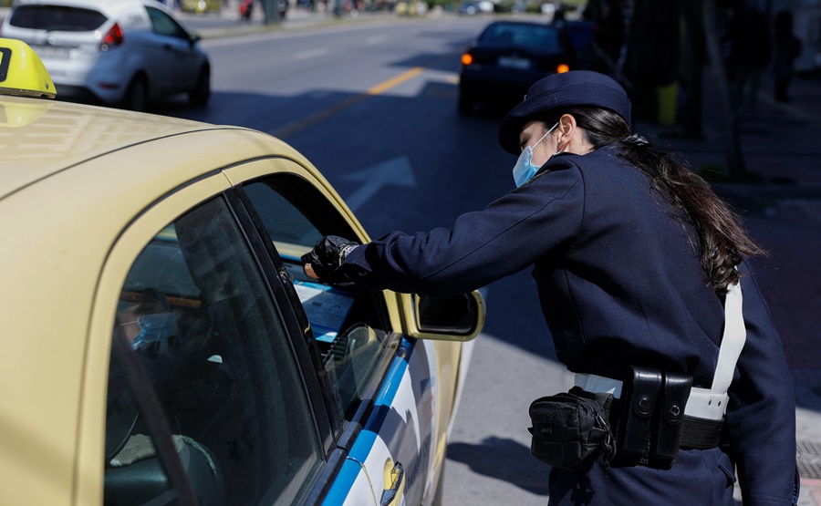 Παράνομη πιάτσα ταξί – Σύνταγμα: Η επική απάντηση οδηγού σε δημοσιογράφο