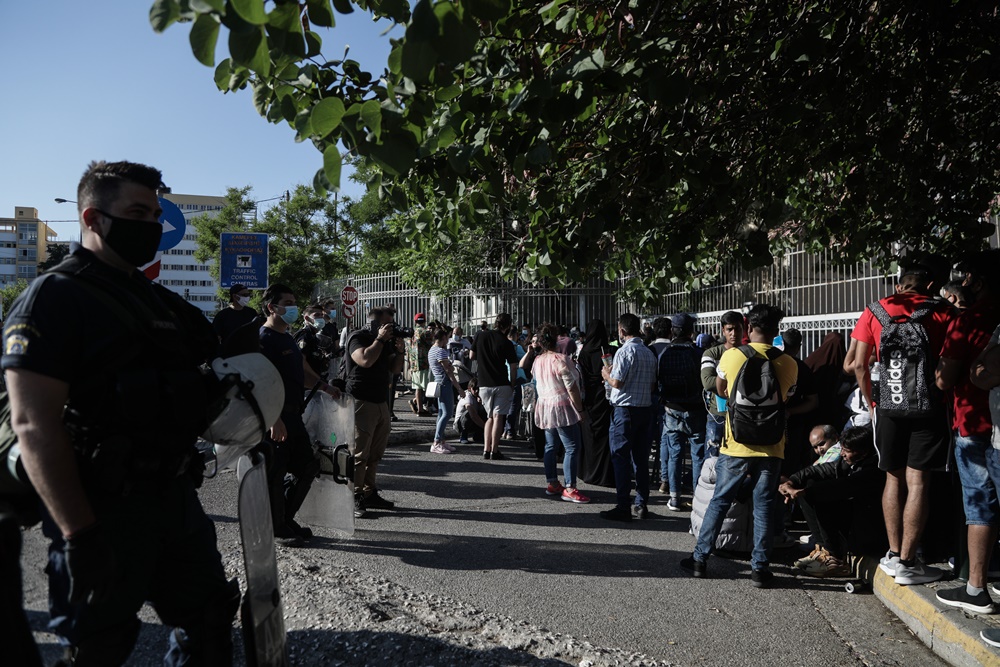 Υπηρεσία ασύλου ουρές: Μεγάλος συνωστισμός, στο σημείο ο Μηταράκης