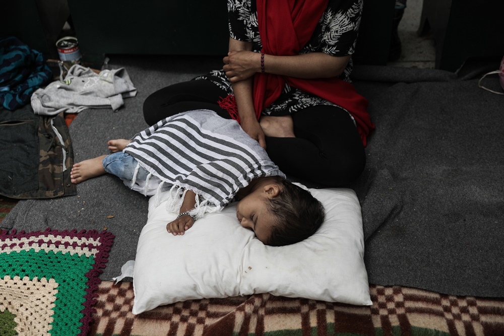 Πρόσφυγες Πλατεία Βικτωρίας: Δεκάδες οικογένειες κατέφθασαν στην Αθήνα από τη Μόρια