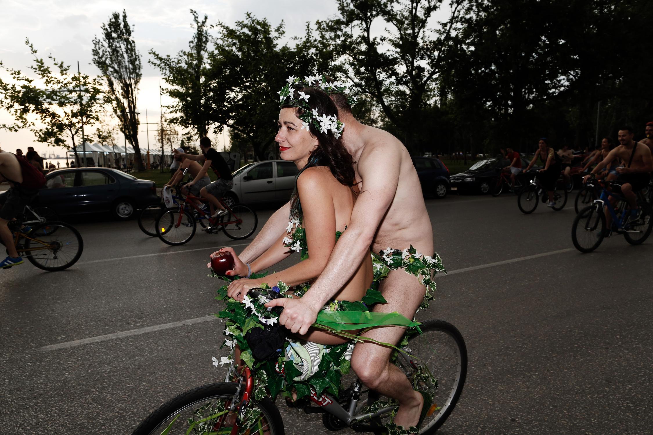 Γυμνοί ποδηλάτες Θεσσαλονίκη: Δεκάδες πολίτες ξεχύθηκαν στους δρόμους