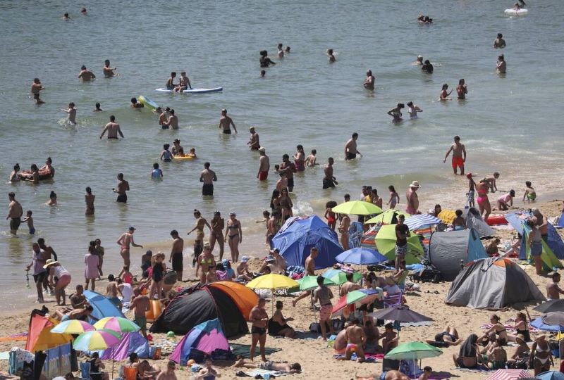 Μεγάλη Βρετανία κορωνοιός: Στην παραλία μισό εκατομμύριο πολίτες (vid)