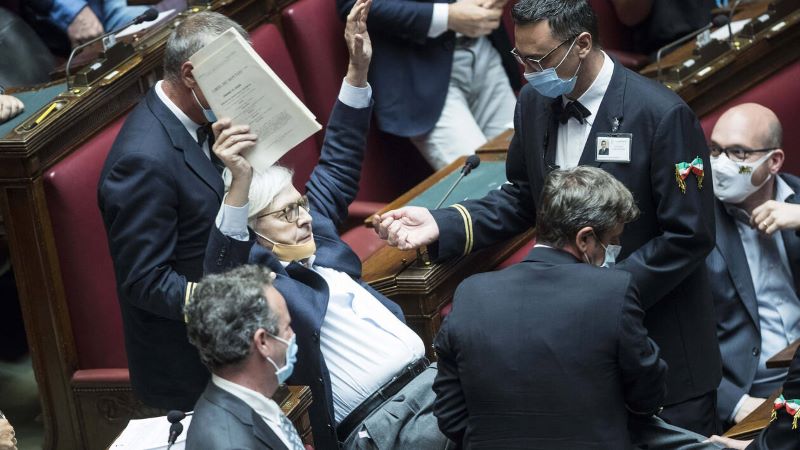 Ιταλικό κοινοβούλιο: Απομάκρυναν βουλευτή από τα έδρανα που έβριζε συναδέλφους του (vid)