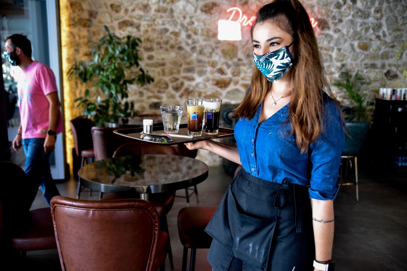Υποχρεωτική χρήση μάσκας παντού: Πώς θα την φοράμε σε καφέ, μπαρ και εστιατόρια