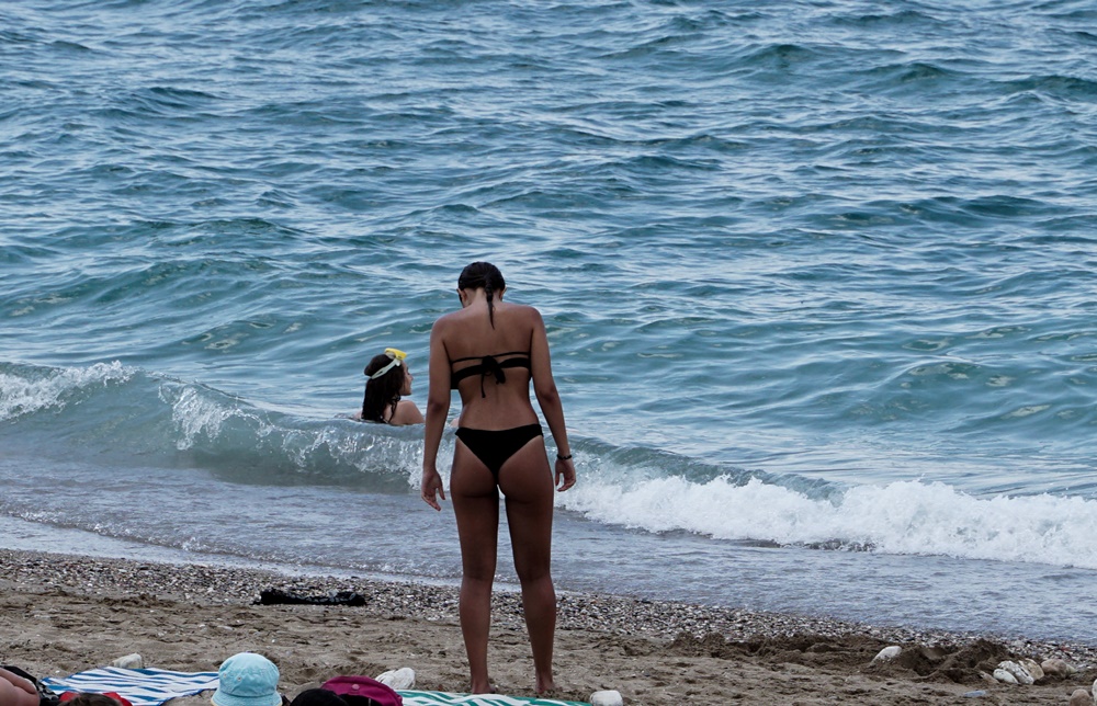 ΝΕΑ ΚΥΑ για παραλίες – κορονοϊός: Τι ισχύει με ξαπλώστρες, τραπεζάκια, πρόστιμα