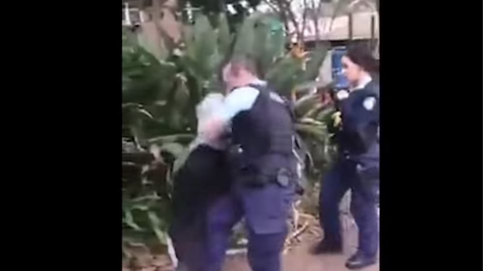 Αστυνομικός τρικλοποδιά: Νέο εξοργιστικό βίντεο, αυτή τη φορά από την Αυστραλία