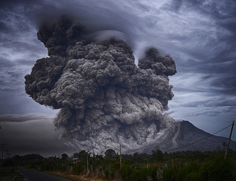 Ινδονησία έκρηξη ηφαιστείου: Ζωντάνεψε το Μεράπι και σπέρνει πανικό