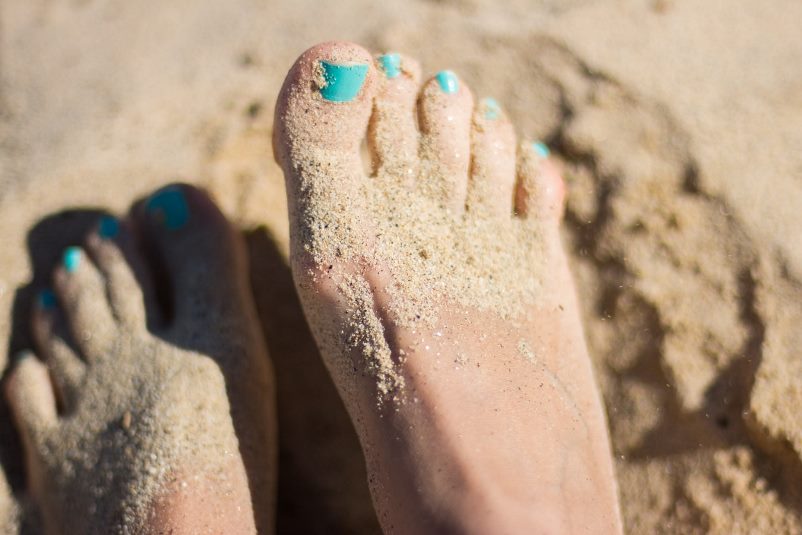 Χρώμα για νύχια ποδιών καλοκαίρι 2020: Κλασικό και απλό