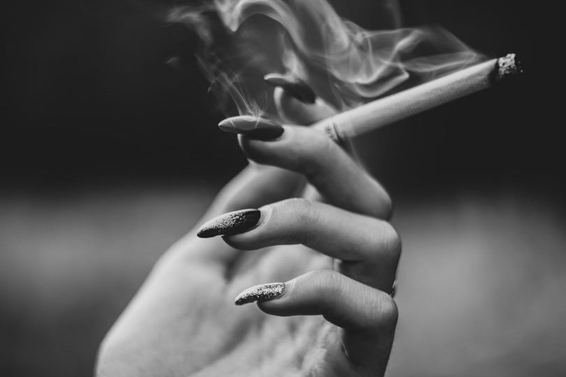 Κάπνισμα και μοναξιά: Η κοινή τους πορεία