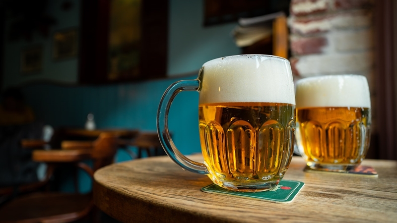 Παγωμένη μπύρα γρήγορα: Ένα τρικ που υπόσχεται να σας λύσει τα χέρια
