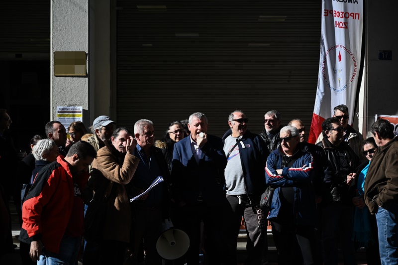 ΠΟΕΔΗΝ πορεία, υπουργείο Οικονομικών: Ένταση στο ΥΠΟΙΚ, τραυματίστηκε ο Μιχάλης Γιαννάκος