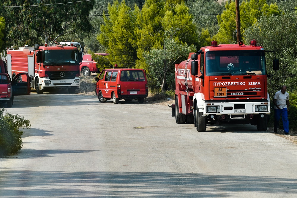 Φωτιά Σπάτα τώρα: Πυρκαγιά στη Λούτσα, μεγάλη κινητοποίηση