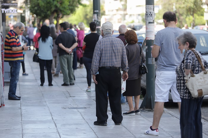 Ουρές στην εφορία – Ομόνοια: Νέες εικόνες συνωστισμού