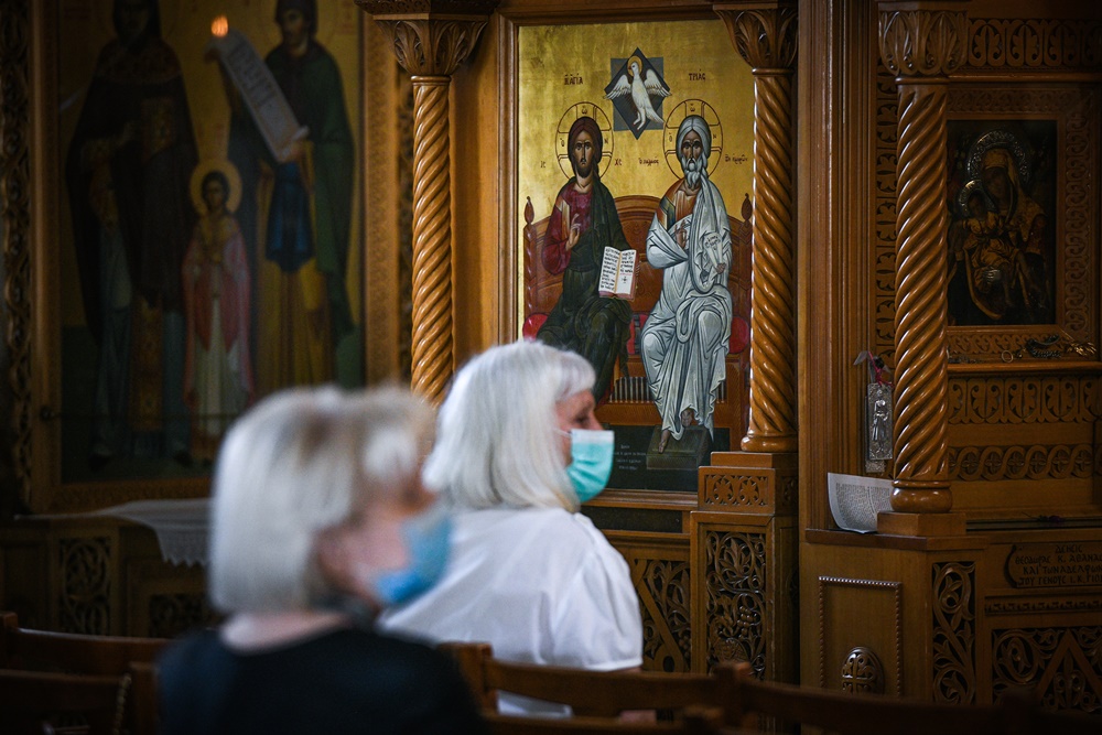 Ιερέας Εορδαία: Διέκοψε λειτουργία για πιστή που φορούσε μάσκα – Σφοδρές αντιδράσεις
