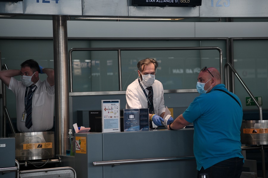 Τεστ σε τουρίστες Ελλάδα: Τι γίνεται στα αεροδρόμια, από πού είναι τα πρώτα κρούσματα