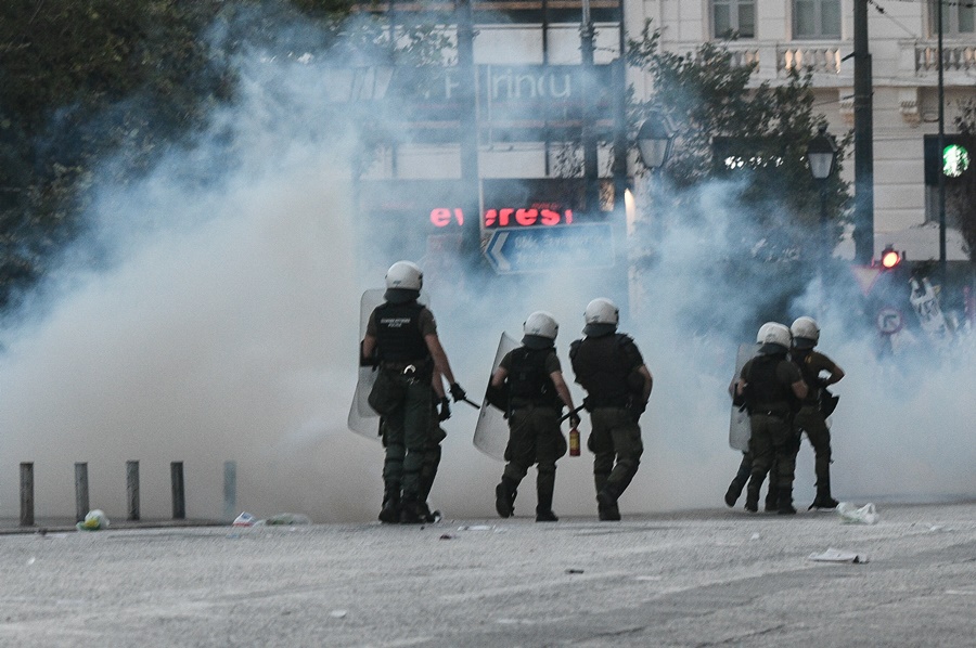 Επεισόδια βουλή νομοσχέδιο: Επεισόδια και μολότοφ στο Σύνταγμα