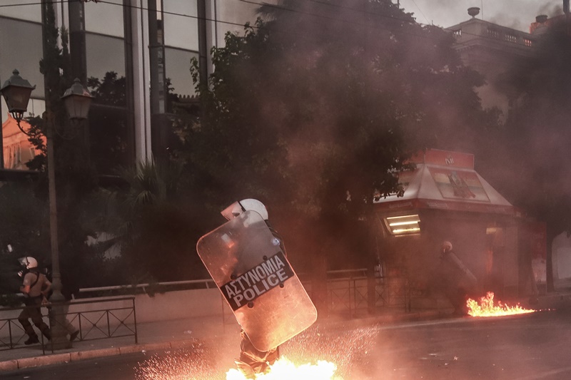 Επεισόδια τώρα Αθήνα: Ομάδα ατόμων μπήκε στην ΑΣΟΕΕ