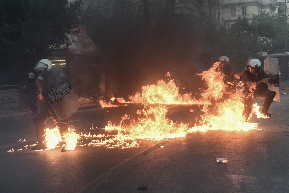 Επεισόδια Σύνταγμα συλλήψεις: Κρυμμένες μολότοφ, έξι τραυματίες αστυνομικοί