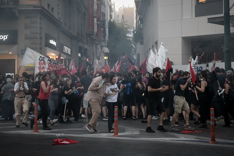 35χρονος Σύνταγμα: Το μαχαίρι που είχε πάνω του συλληφθείς για τα επεισόδια