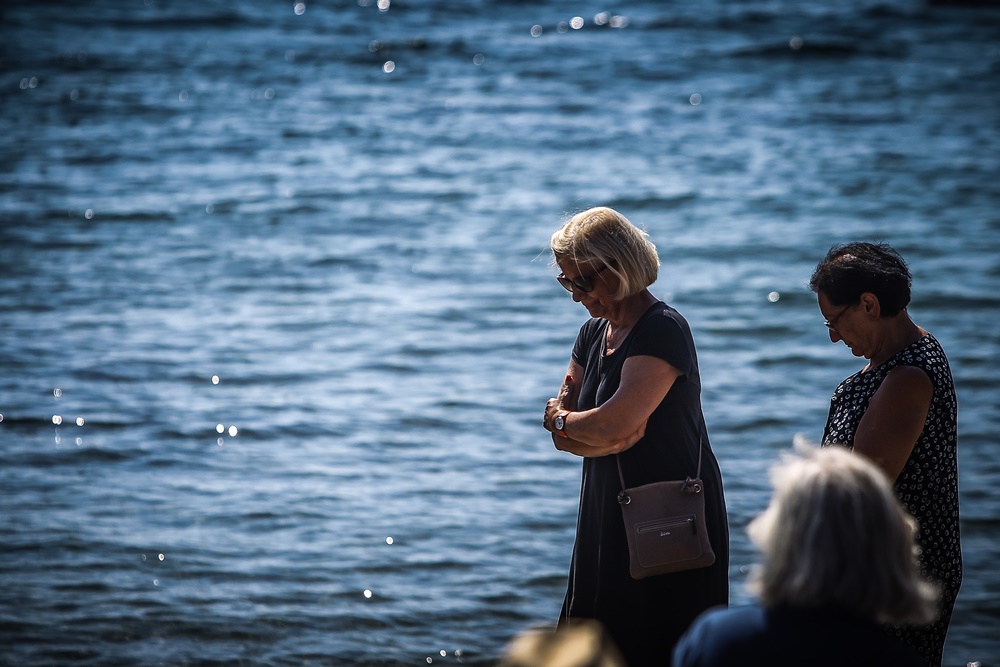 Μάτι μνημόσυνο: Τρισάγιο για τα θύματα της τραγωδίας, παρουσία της Σακελλαροπούλου