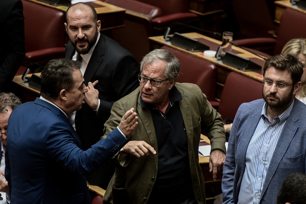 Μάρκου – Κωνσταντινόπουλος χειρονομία: “Άγριο” επεισόδιο στη Βουλή – Όλα όσα έγιναν
