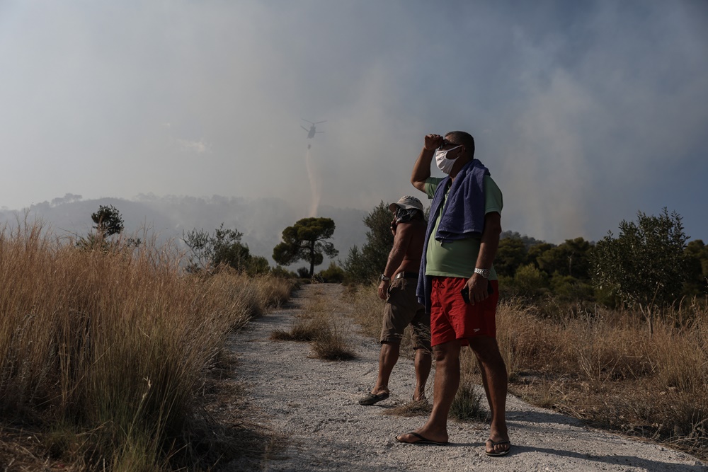 Φωτιά στις Κεχριές: Ελικόπτερο “έλουσε” καμεραμάν