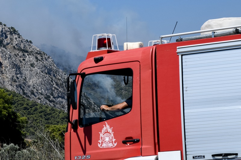 Πυροσβεστικό όχημα Ηλεία: Ανετράπη από άγνωστη αιτία