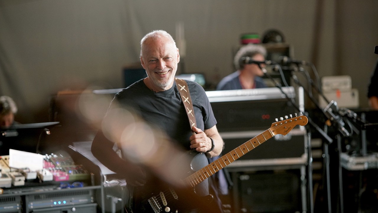 Ντέιβιντ Γκίλμορ Ύδρα: Ο frontman των Pink Floyd, σε ένα ελληνικό βραχάκι με την κιθάρα του