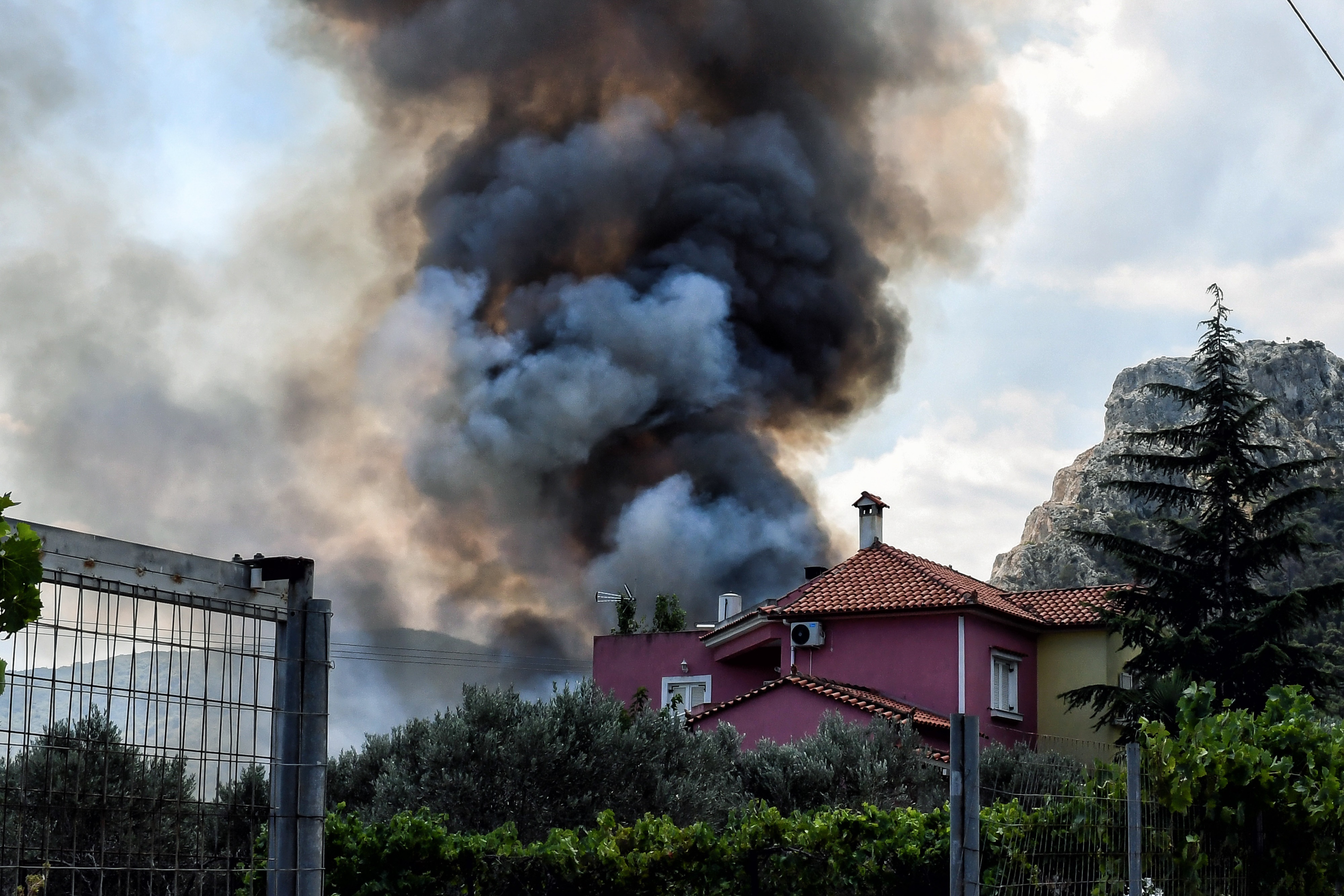 Φωτιά τώρα Κόρινθος: Στις Κεχριές ο Χαρδαλιάς και ο αρχηγός της Πυροσβεστικής