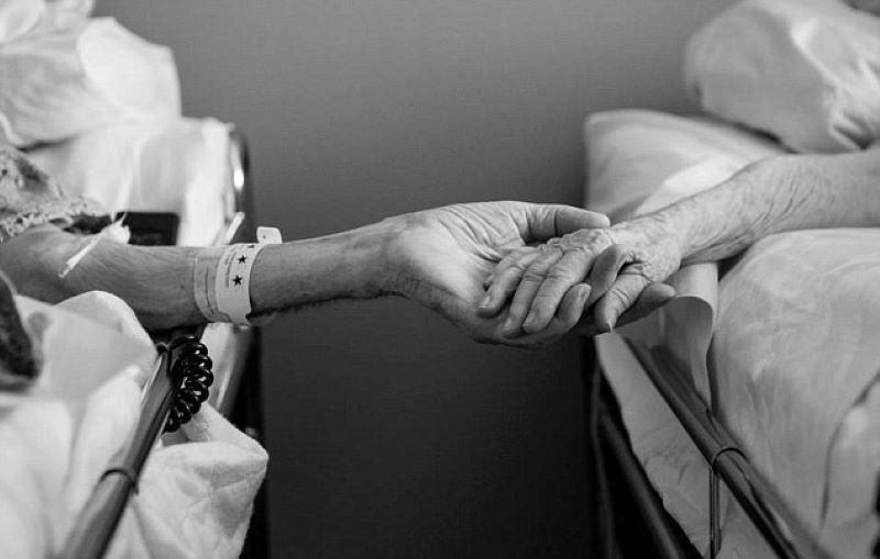 Νεκροί κορονοϊός- ζευγάρι: Πέθαναν πιασμένοι χέρι – χέρι μετά από 53 χρόνια γάμου ( vid )
