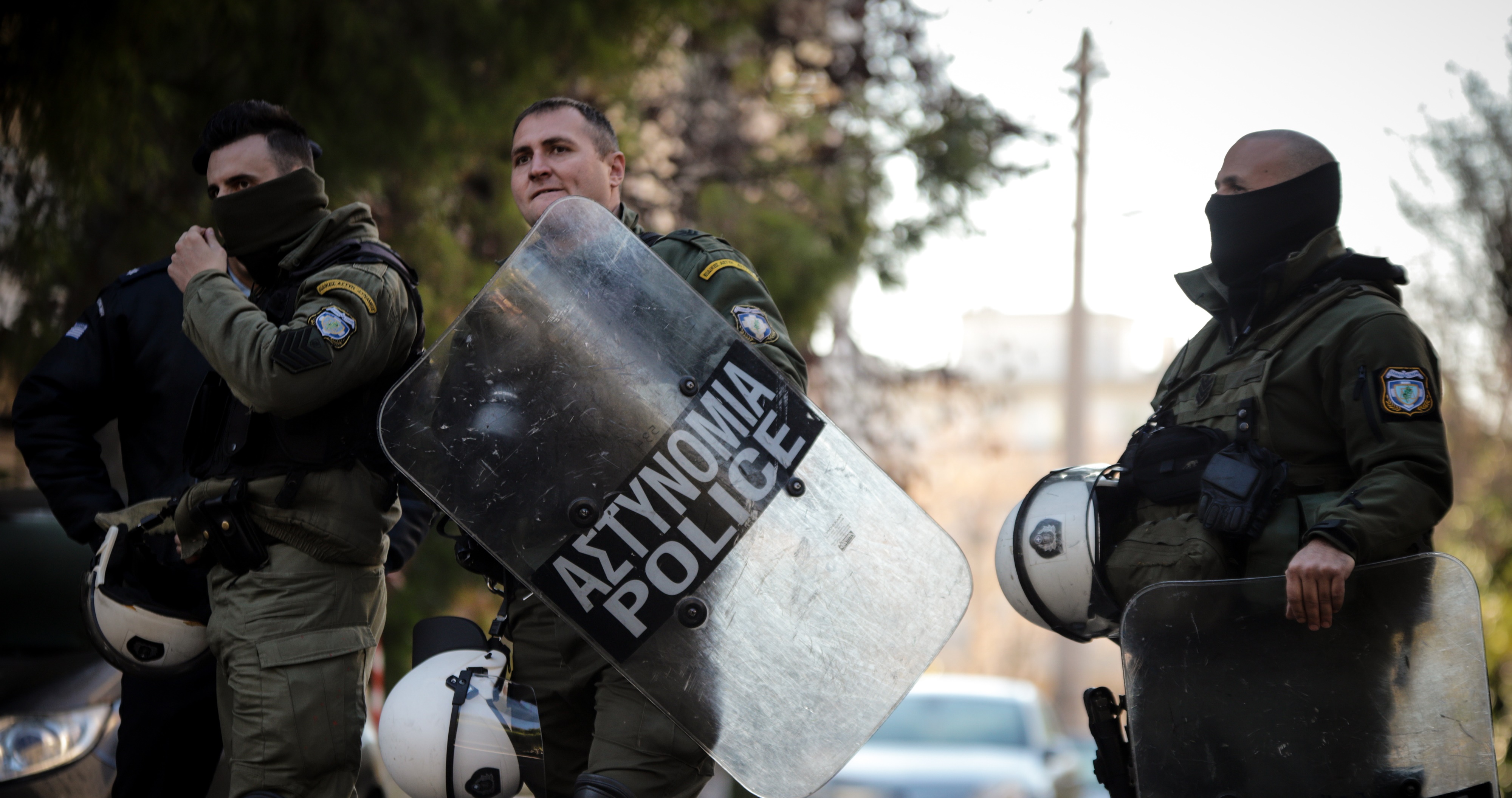 Αστυνομικός Σύνταγμα – ΣΥΡΙΖΑ: Η στιγμή που ο αξιωματικός εμποδίζει τη σύλληψη διαδηλωτή
